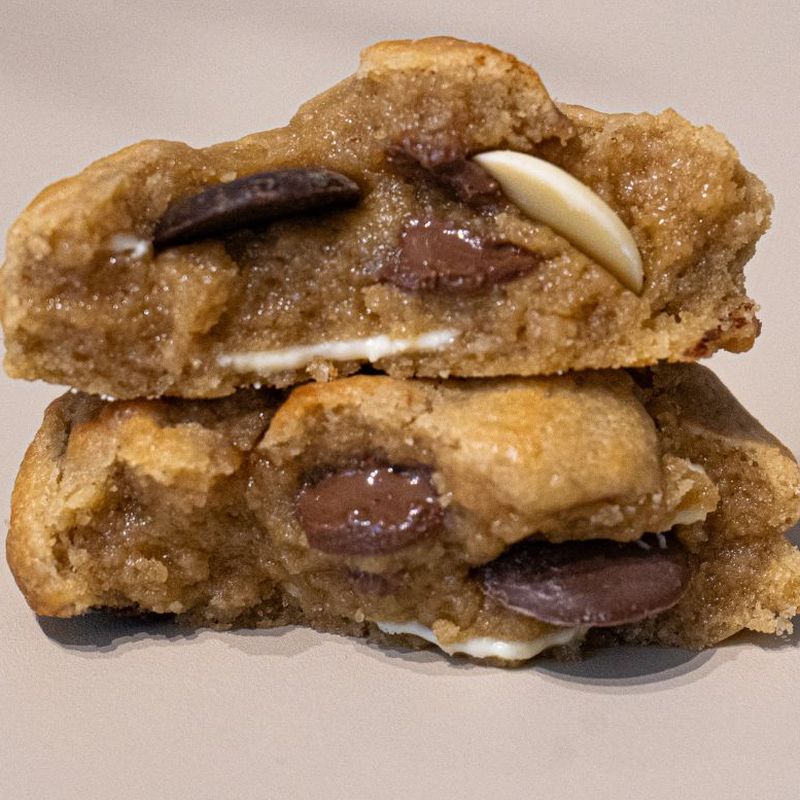 Cookie aux pépites de chocolat noir et blanc, coupé en deux